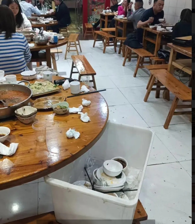 (转让)因本人其他业务发展，经营中门面低价转让