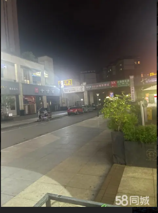 (转让)店面在苏州路常青藤三期商业步行街，店面有上下两层
