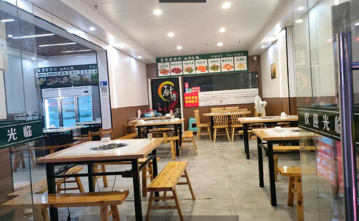 (转让)店铺位于汇川大院林达美食街广场入口处地理位置优越.