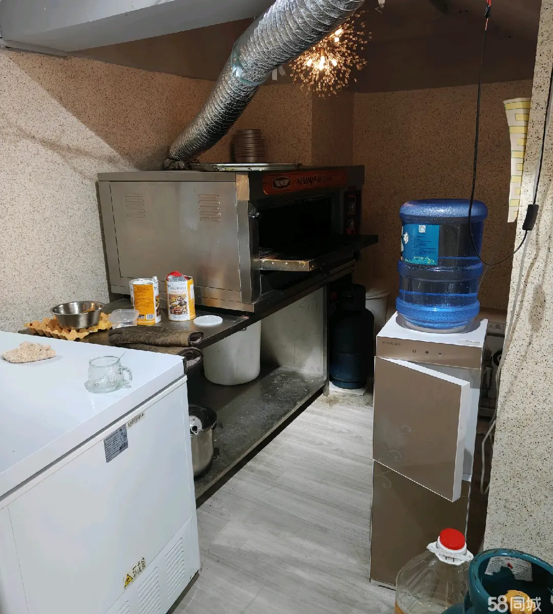 (转让)营业中蛋糕店转让，三台空调，有仓库也可以做宿舍。