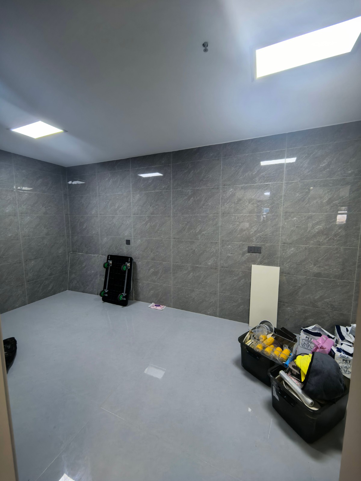 红花岗区剑江路国际公馆精装修超大门头门店空转   