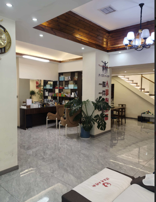 130平门面出租方圆荟新华畅正对面，100一个平方