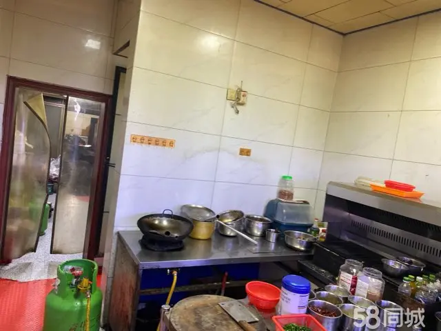 （转让）夜郎商城内旺铺转让，面积80平方左右，简装，转让费面议