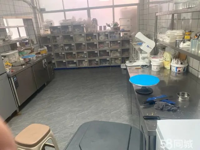 （转让）烘培店，街面店，三个门面，可以做多个品牌，内饰宽敞