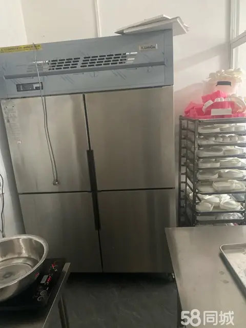 （转让）烘培店，街面店，三个门面，可以做多个品牌，内饰宽敞