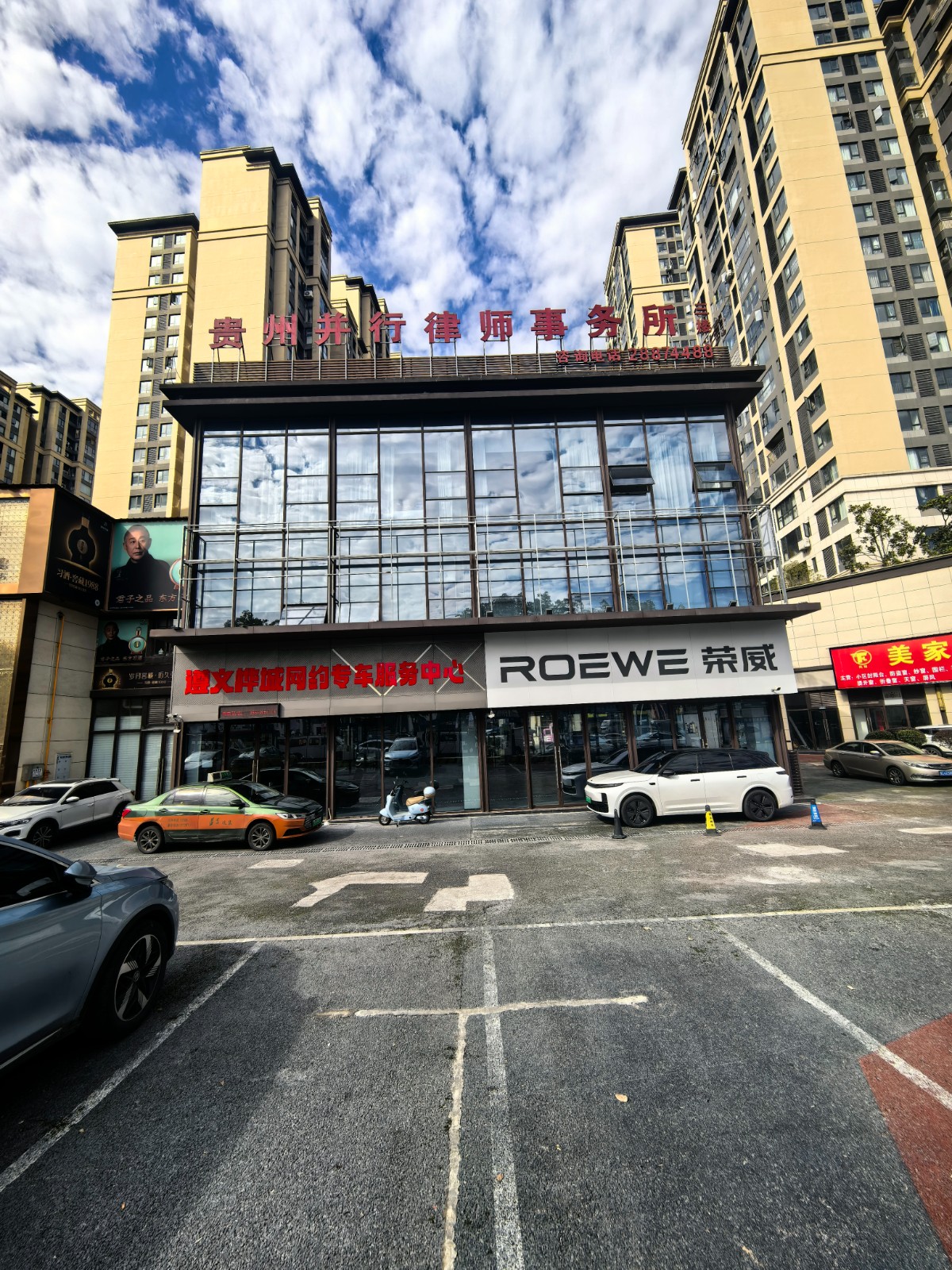 保利四街区临街转角门店+二楼办公室出租可单独出租