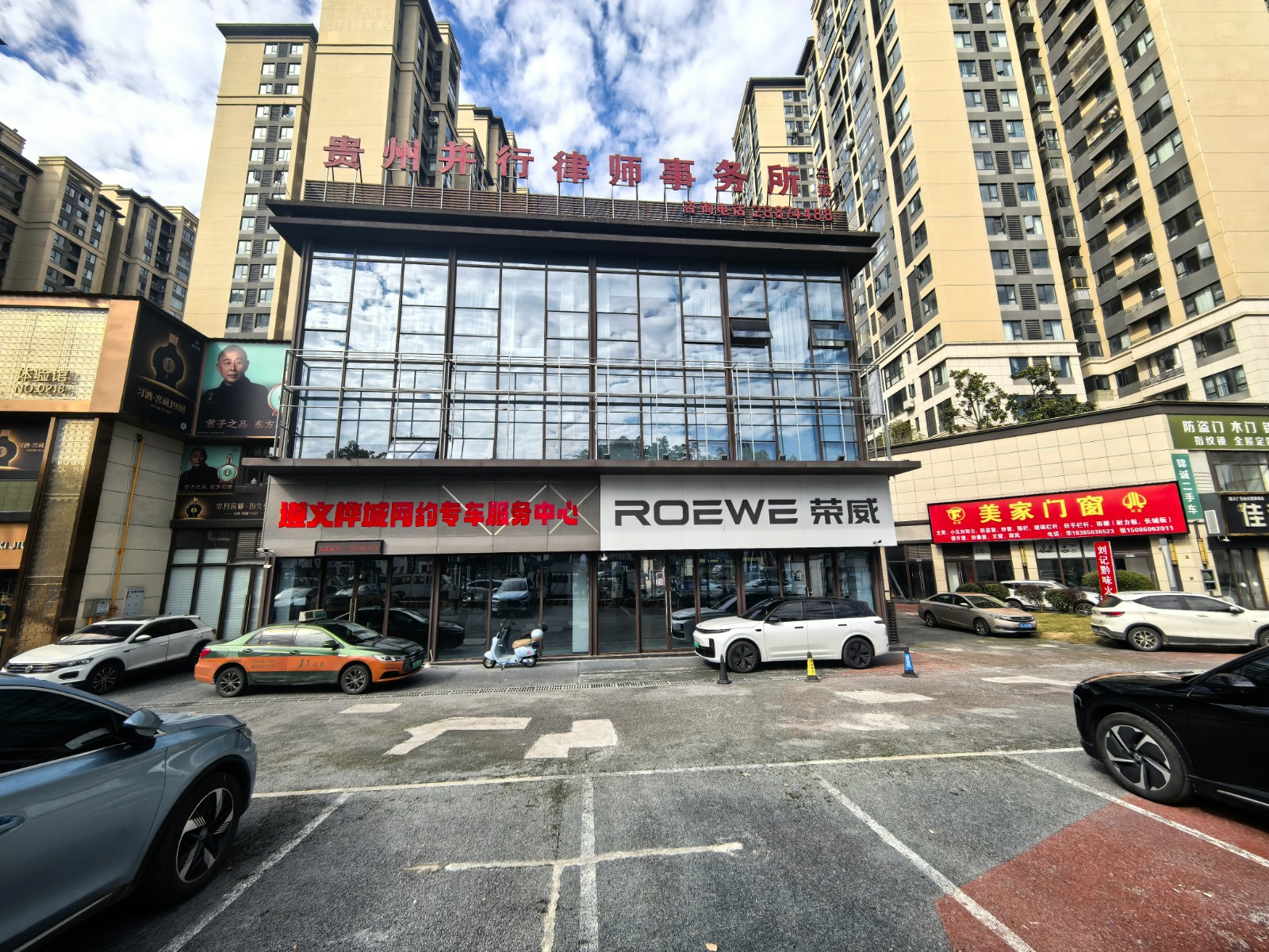 保利四街区临街转角门店+二楼办公室出租可单独出租