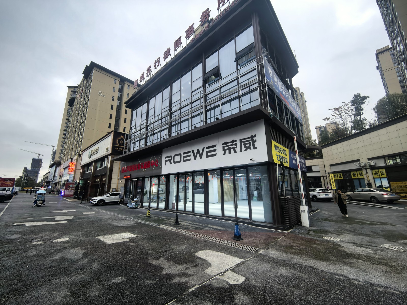 保利四街区临街转角门店+二楼办公室出租可单独出租