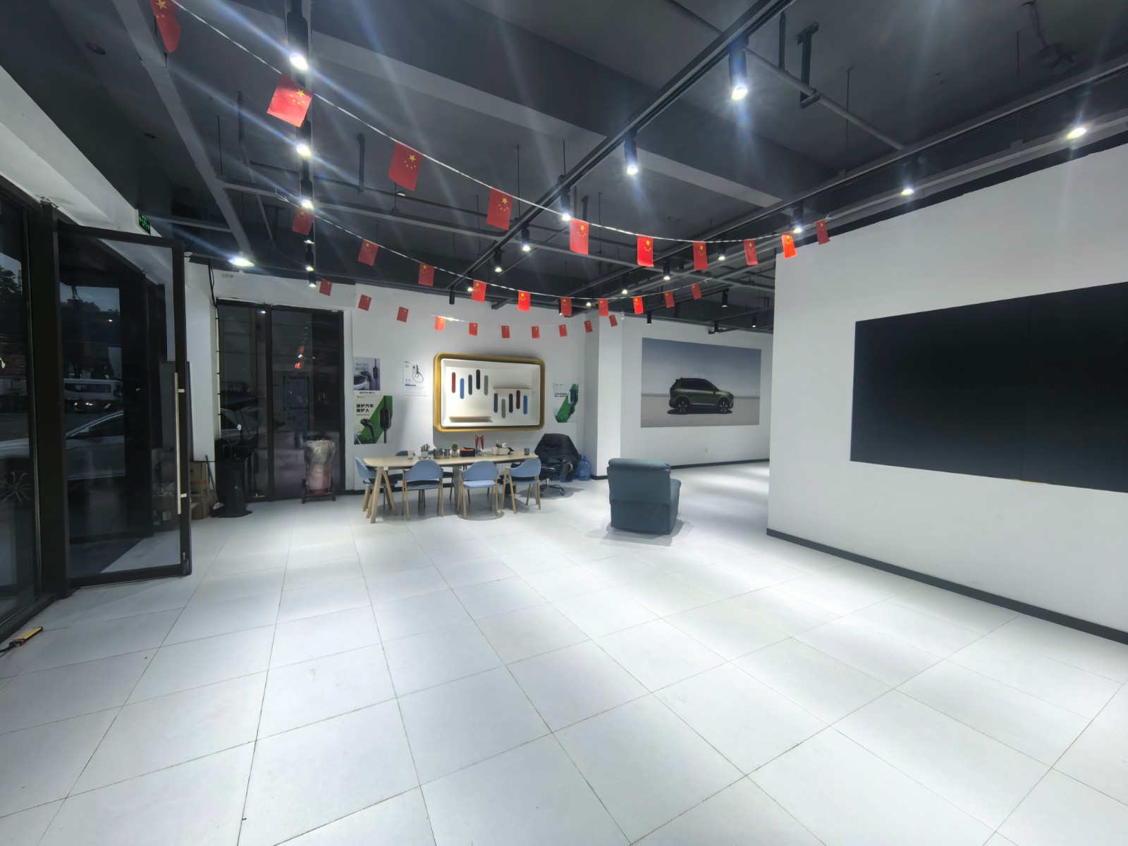 保利四街区临街转角门店+二楼办公室出租可单独出租