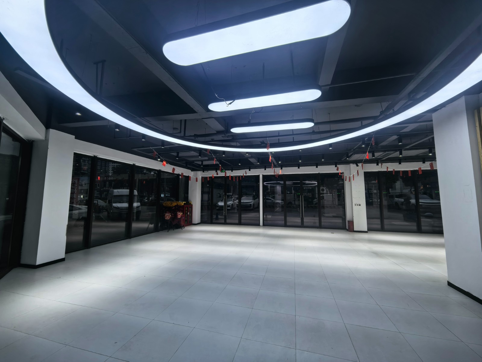 保利四街区临街转角门店+二楼办公室出租可单独出租