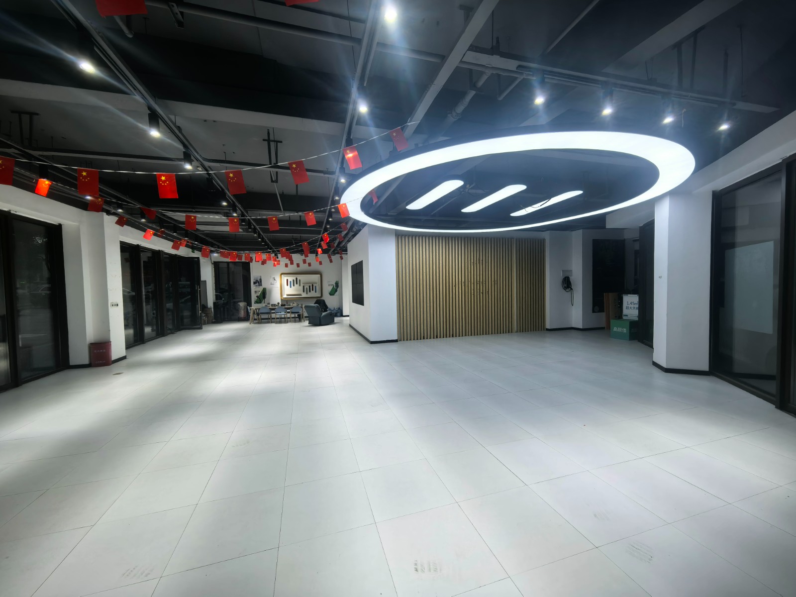 保利四街区临街转角门店+二楼办公室出租可单独出租