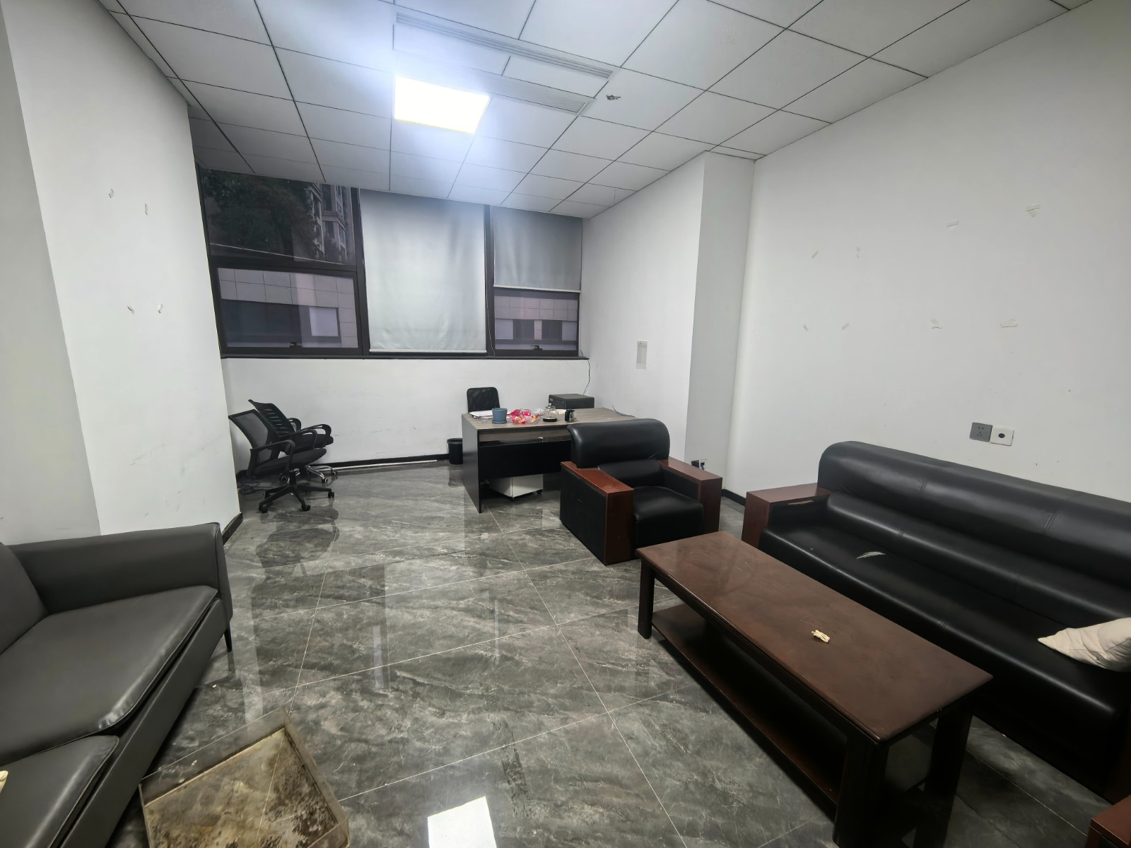 保利四街区临街转角门店+二楼办公室出租可单独出租