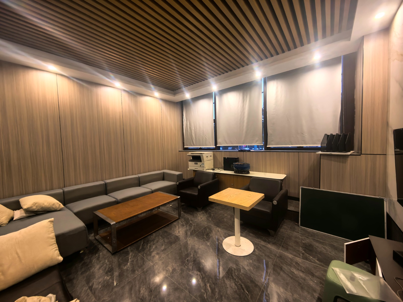 保利四街区临街转角门店+二楼办公室出租可单独出租