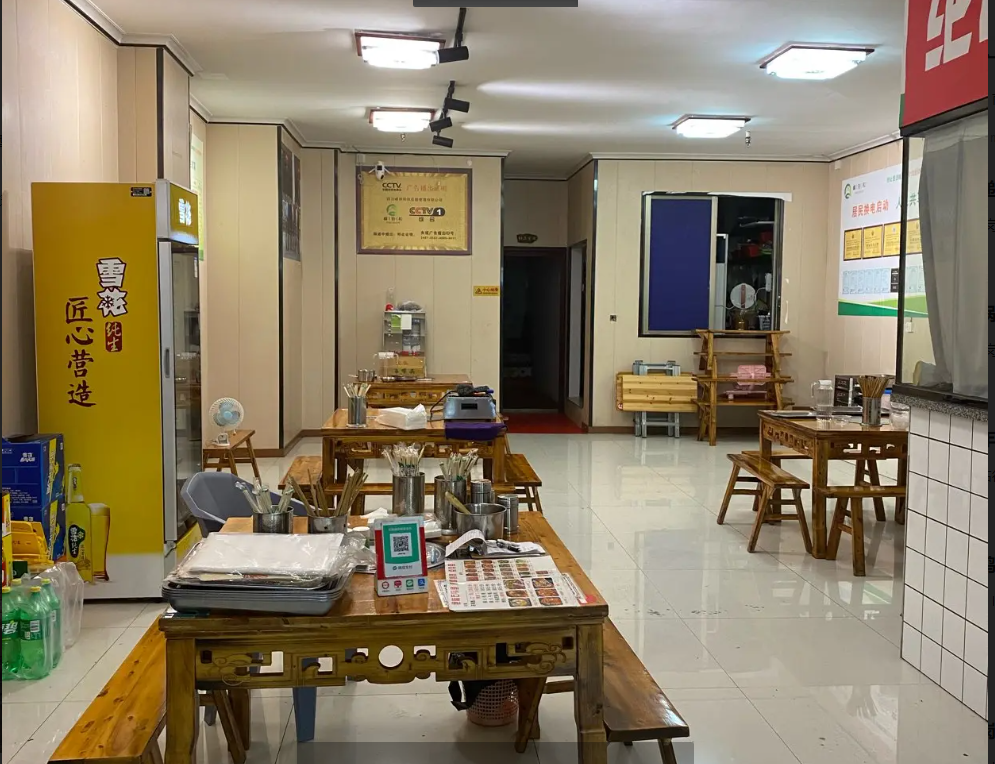 (转让) 门面周边有3家酒店、有KTV、治疗城、居民人群多、有停车场。