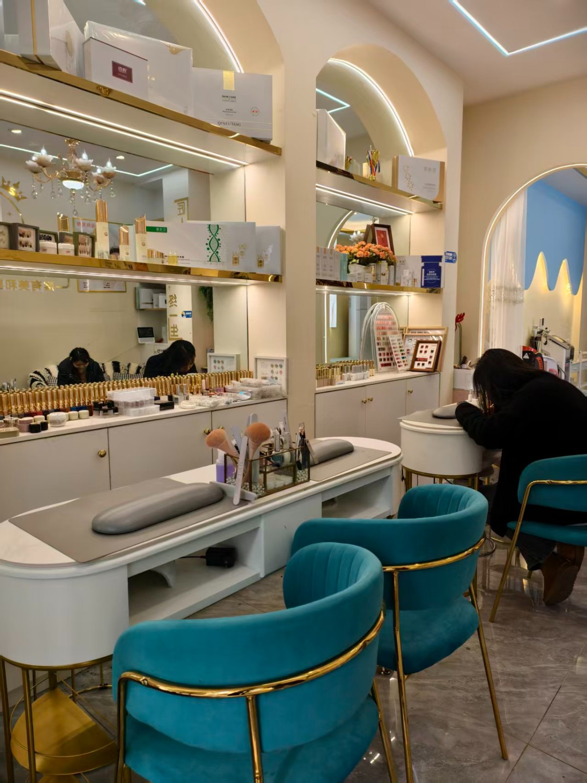 中华路成熟商圈美容美甲店整体打包转让