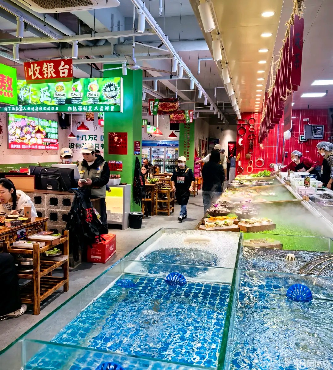 (转让)中介勿扰门头展示面大，外摆区域大，含三间包房，明厨明档