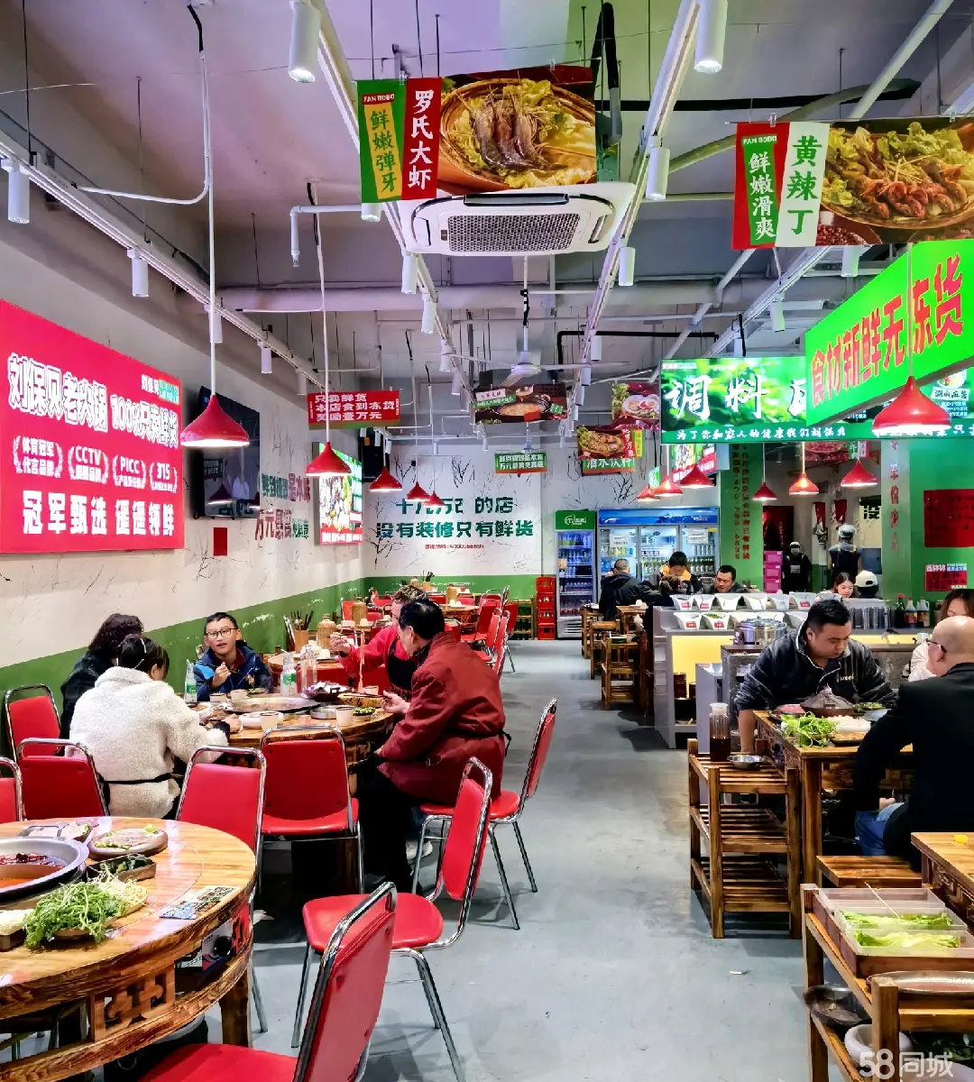 (转让)中介勿扰门头展示面大，外摆区域大，含三间包房，明厨明档