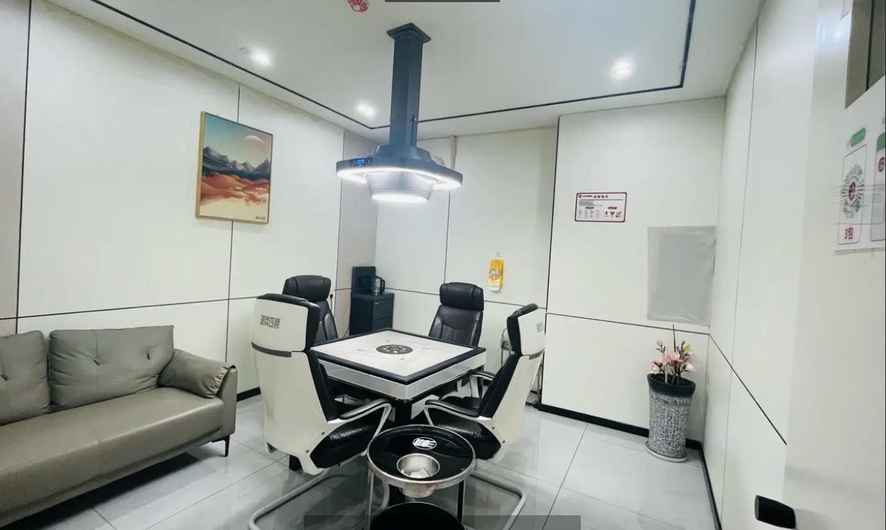 (转让)转让费包含5个月房租，位置地段优越，在十字路口转角处