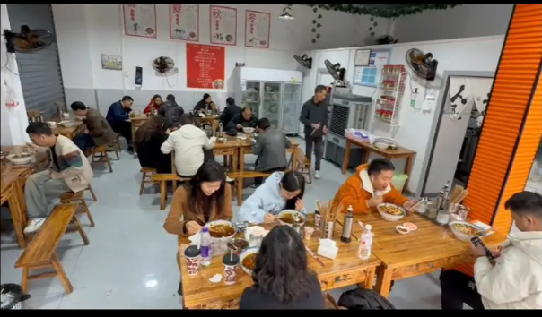 (转让)新雪域水产批发市场门口，夜市一条街门口