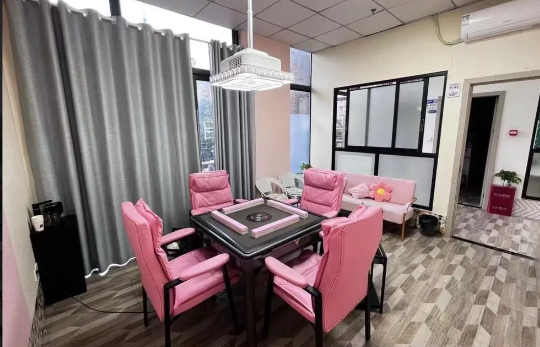 (转让)交通便利，停车免费，周围吃喝玩乐齐全