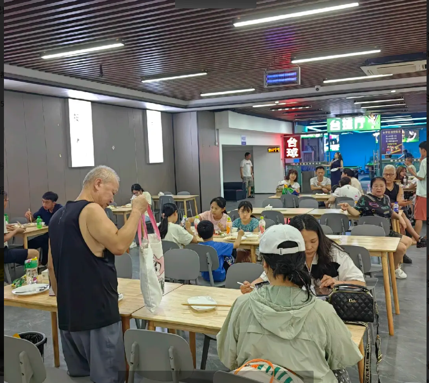 (转让)地处中心地段，人流大，适合餐费饮，设施齐全，接手可经营