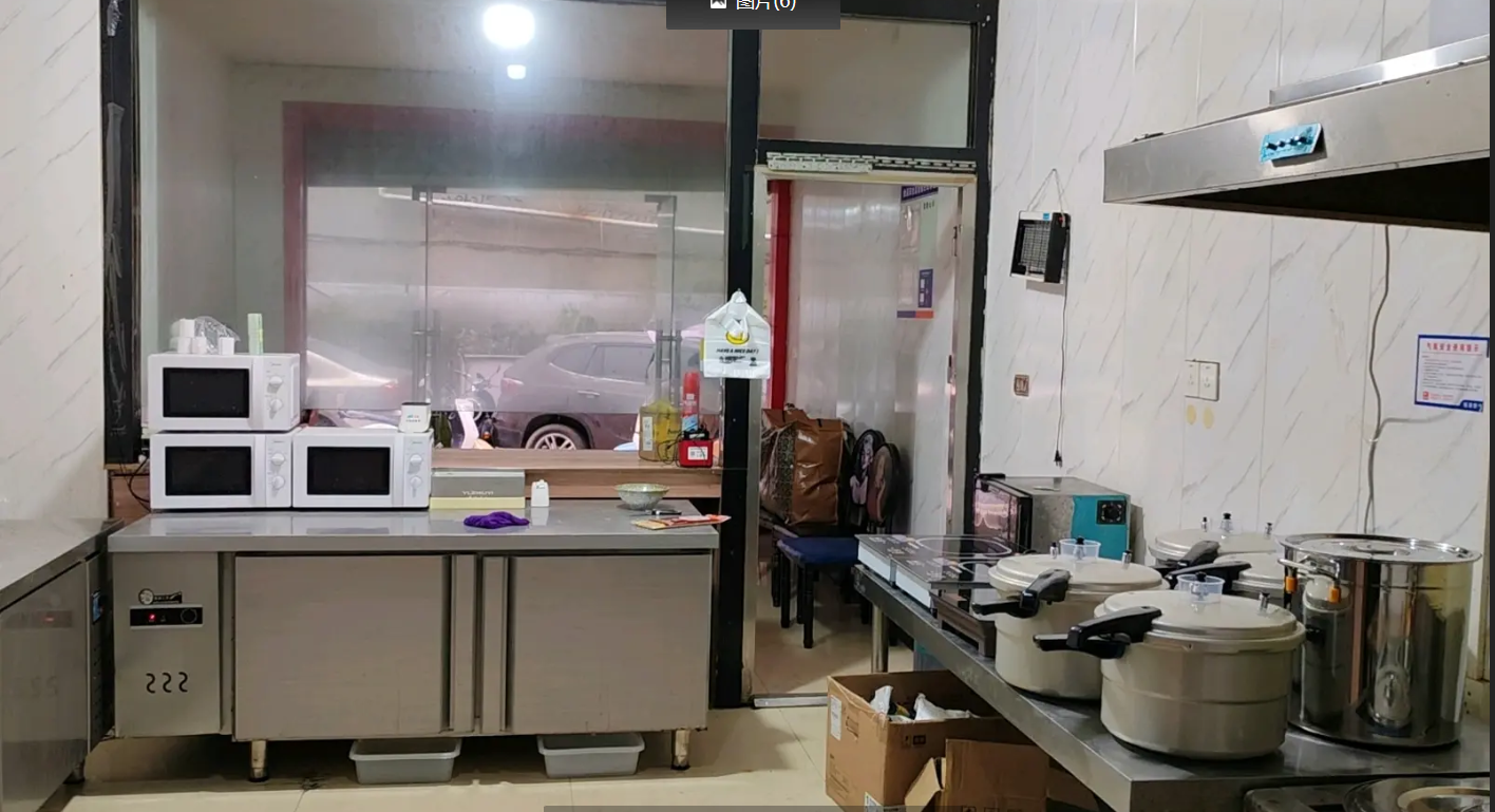 (转让)门面有70个平方左右，大厅，厨房，库房都有，非常宽敞明亮。