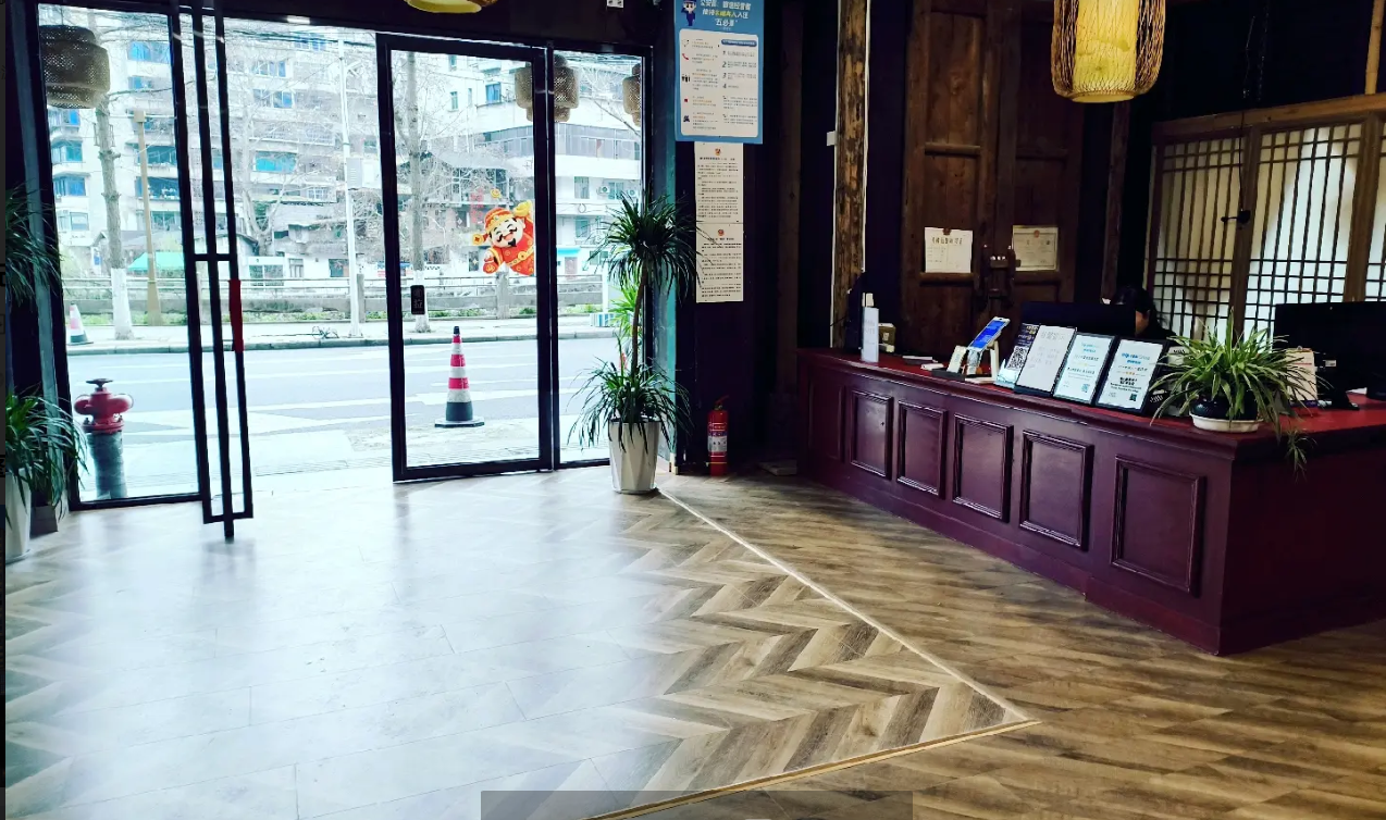 (转让)就在遵义会址旁边，全新装修，位置好