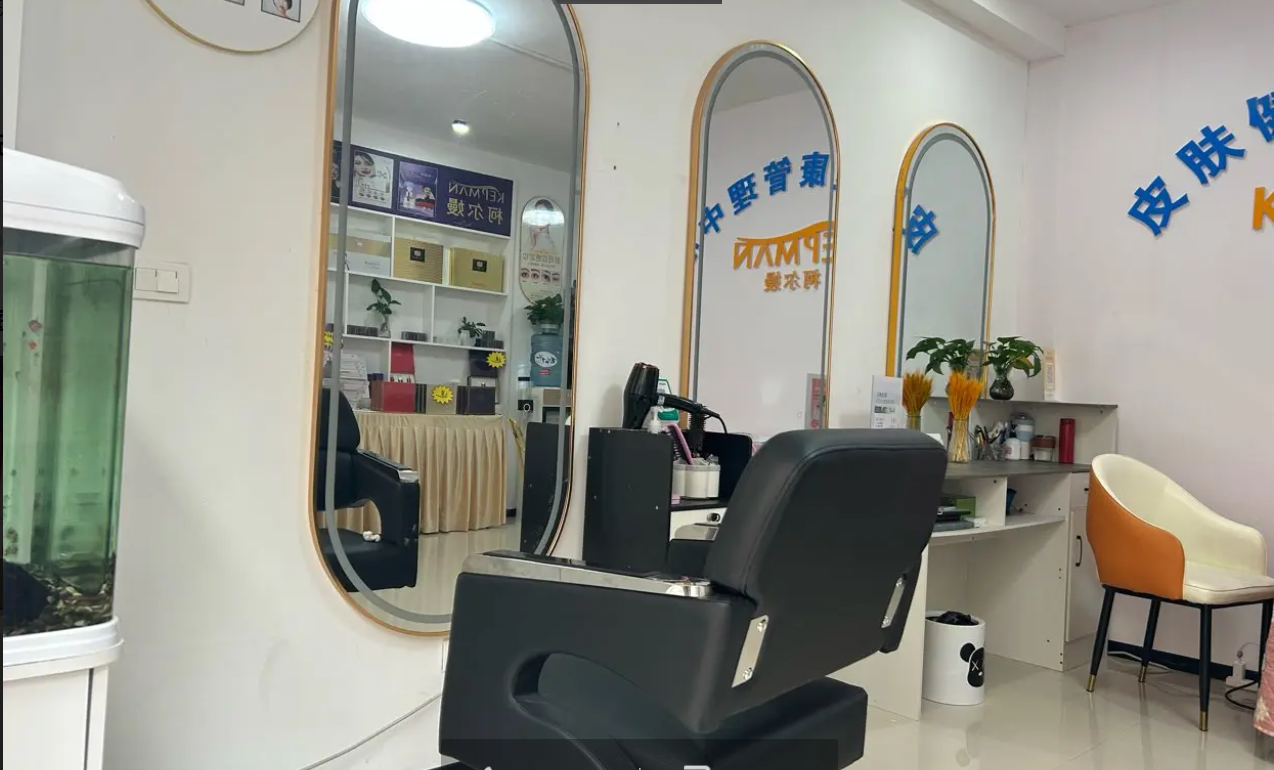 (转让)因个人原因，现将经营中美容院诚意转让。装修精致，设备齐全