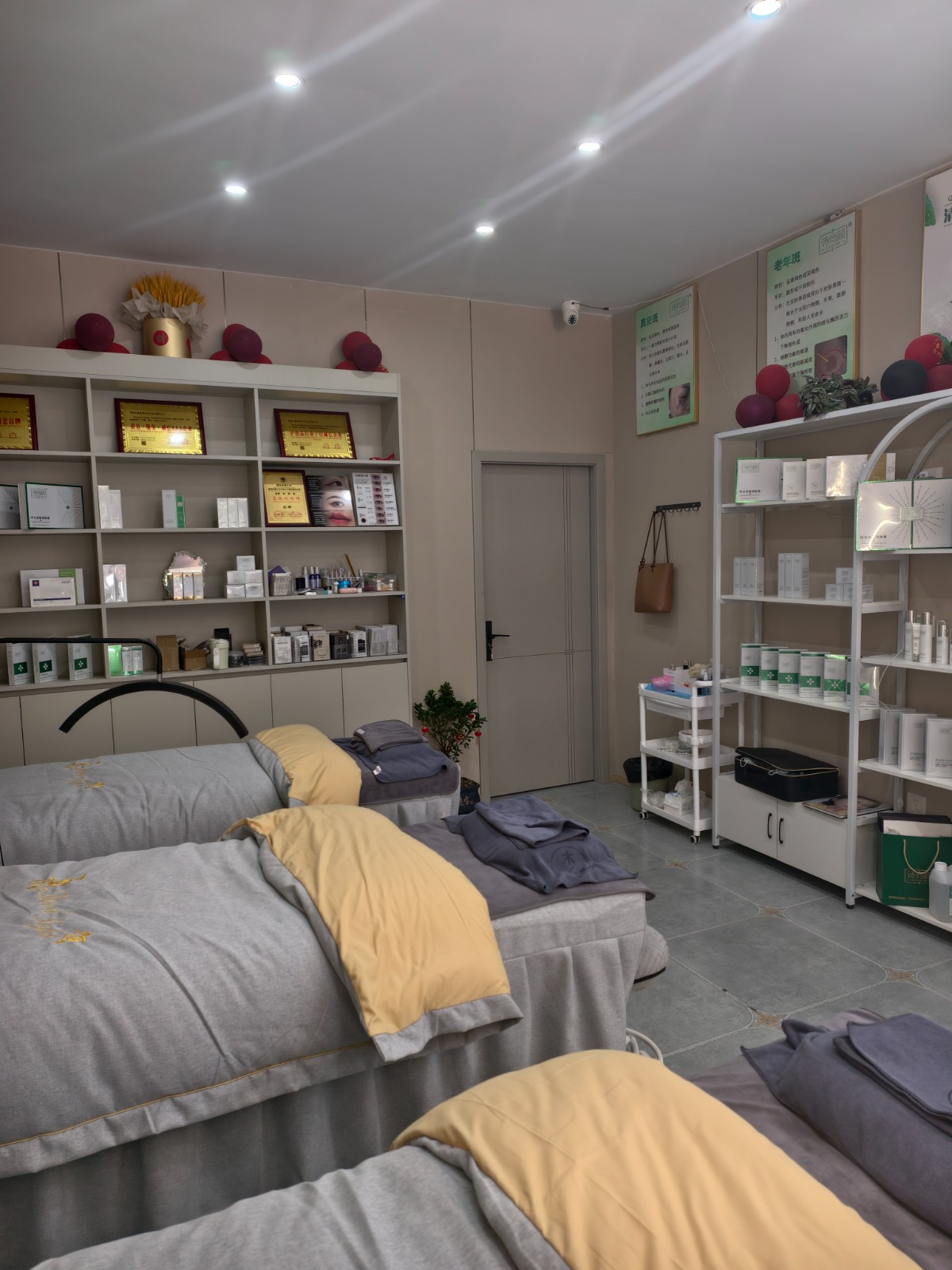 临街门面140平方美容美甲美睫店转让（全新装修）