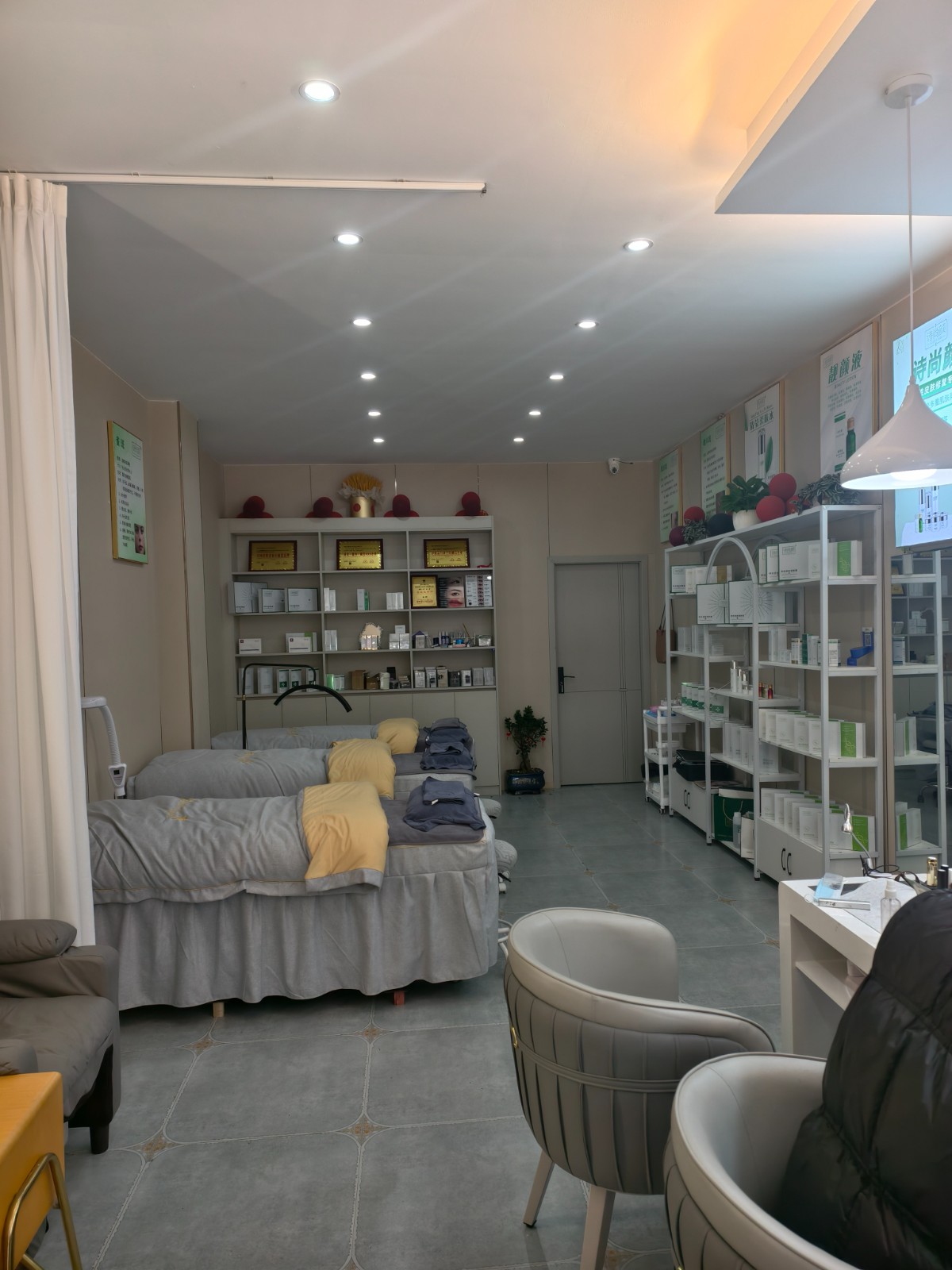 临街门面140平方美容美甲美睫店转让（全新装修）