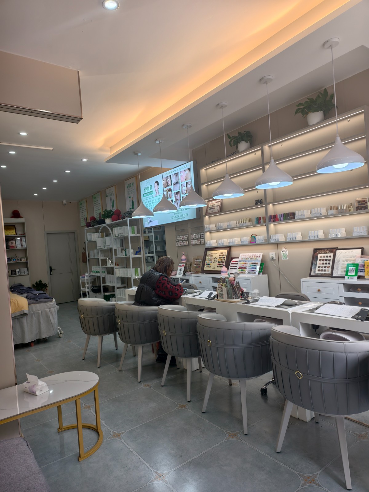 临街门面140平方美容美甲美睫店转让（全新装修）