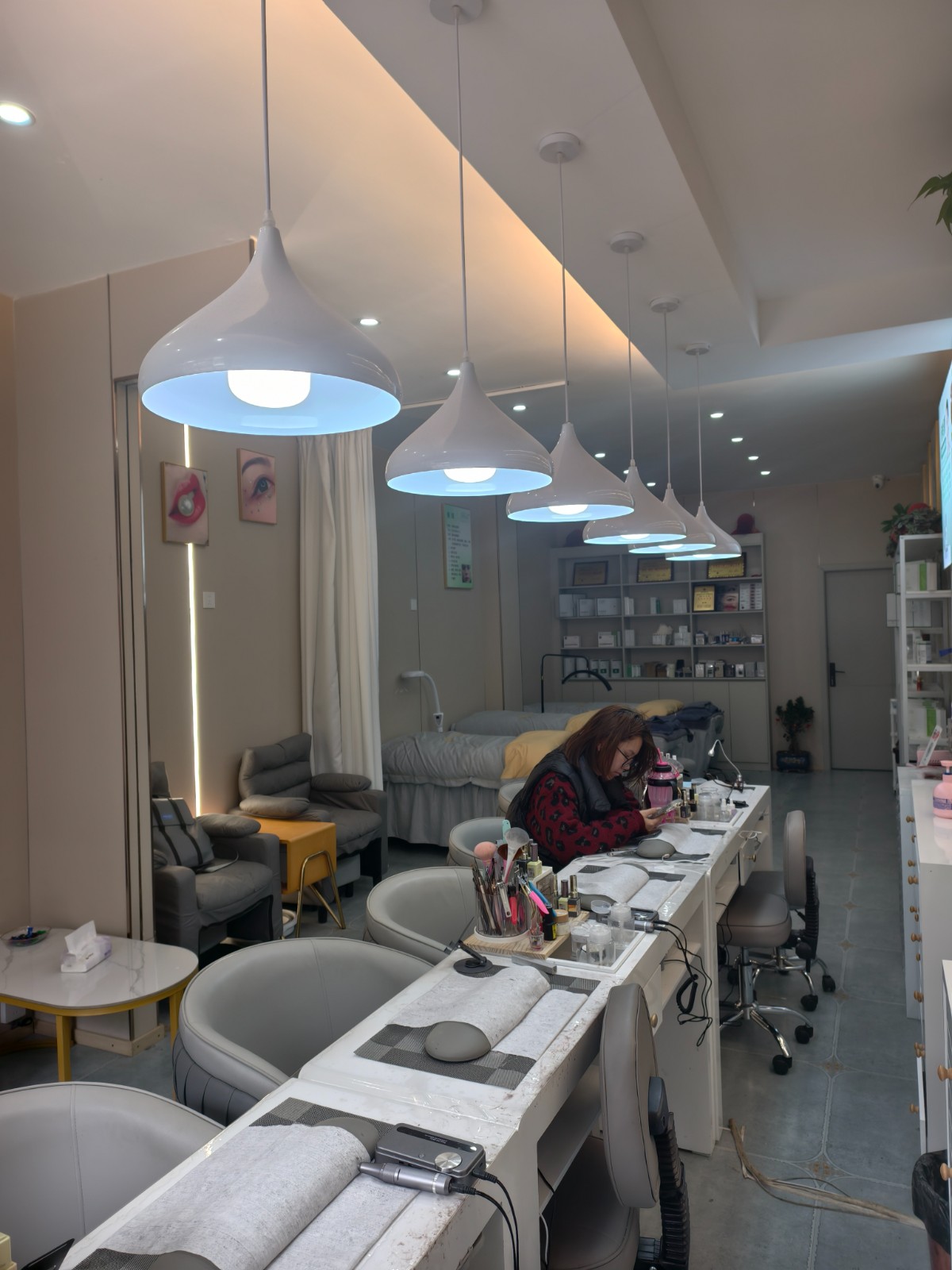 临街门面140平方美容美甲美睫店转让（全新装修）