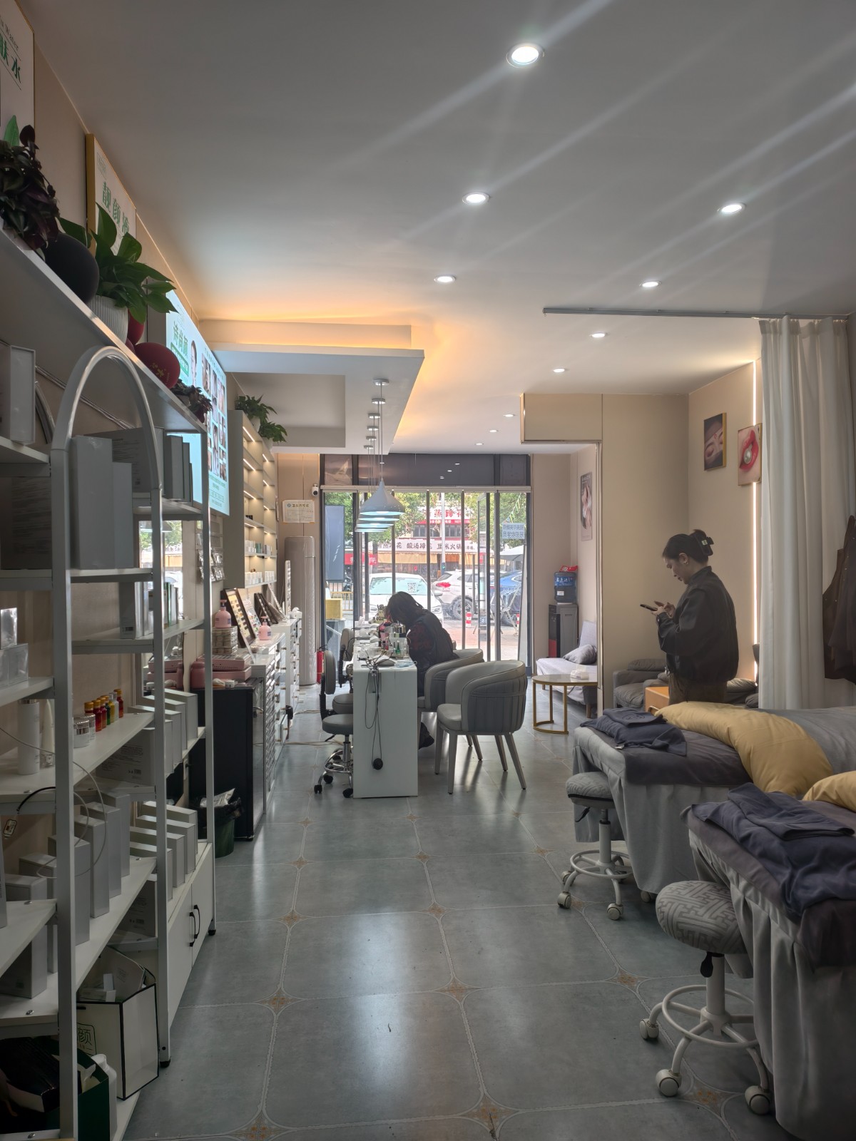 临街门面140平方美容美甲美睫店转让（全新装修）