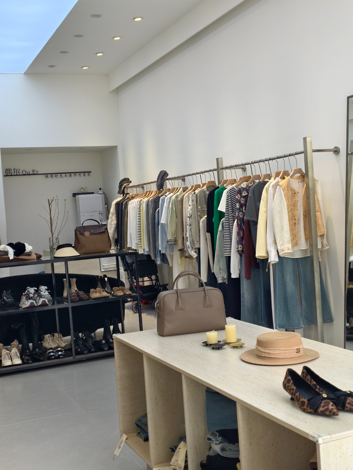 东欣彩虹城61平方临街服装店空转