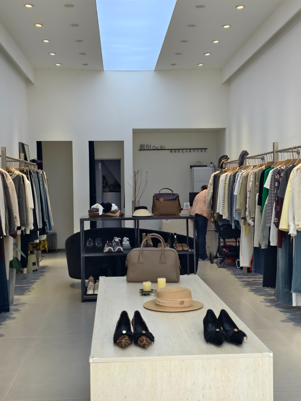 东欣彩虹城61平方临街服装店空转