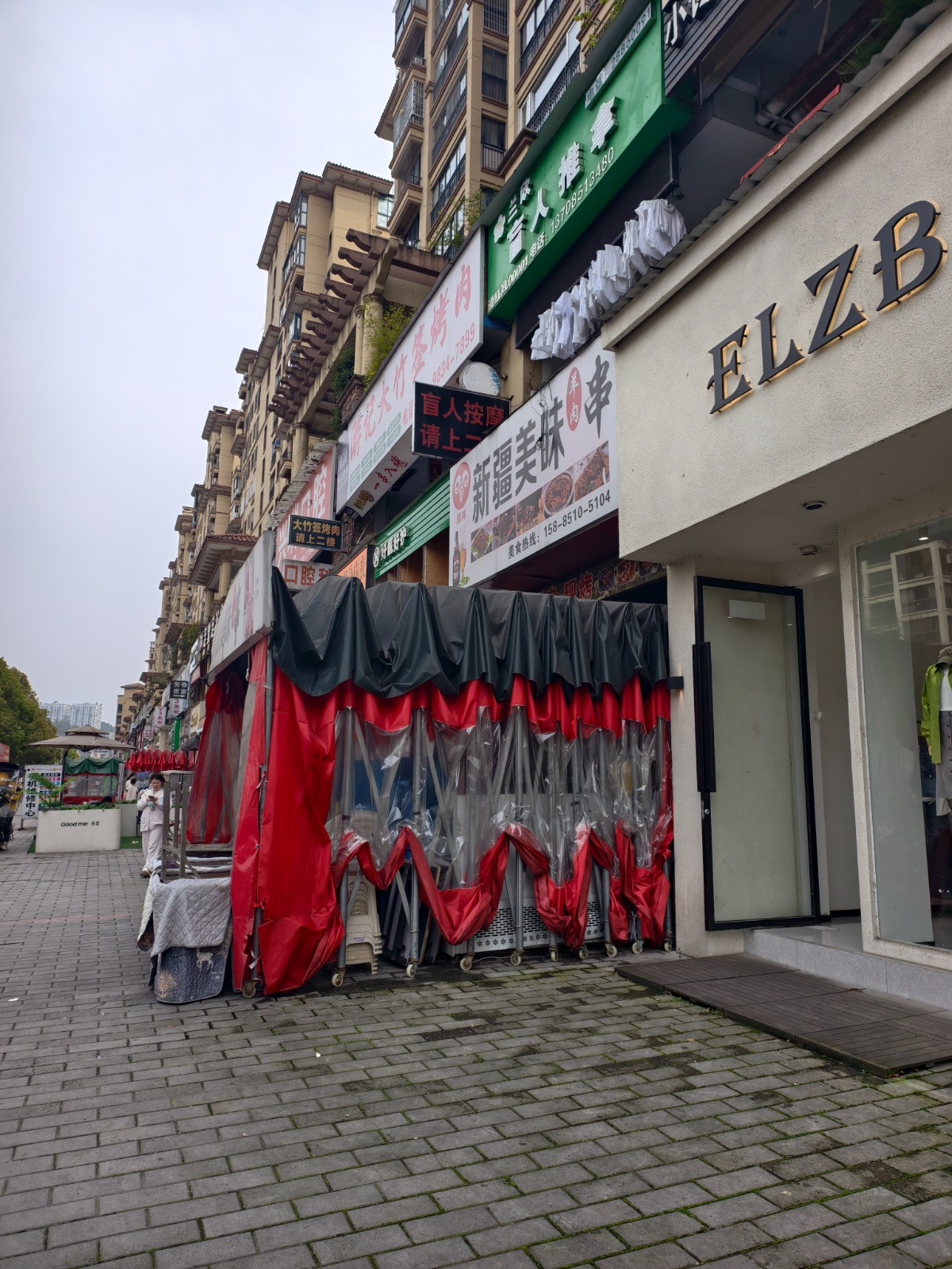 东欣彩虹城61平方临街服装店空转