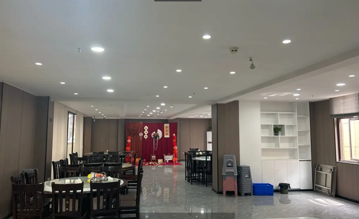 (转让)环境好。餐饮厨房。大厅。设备齐全。接手可营业