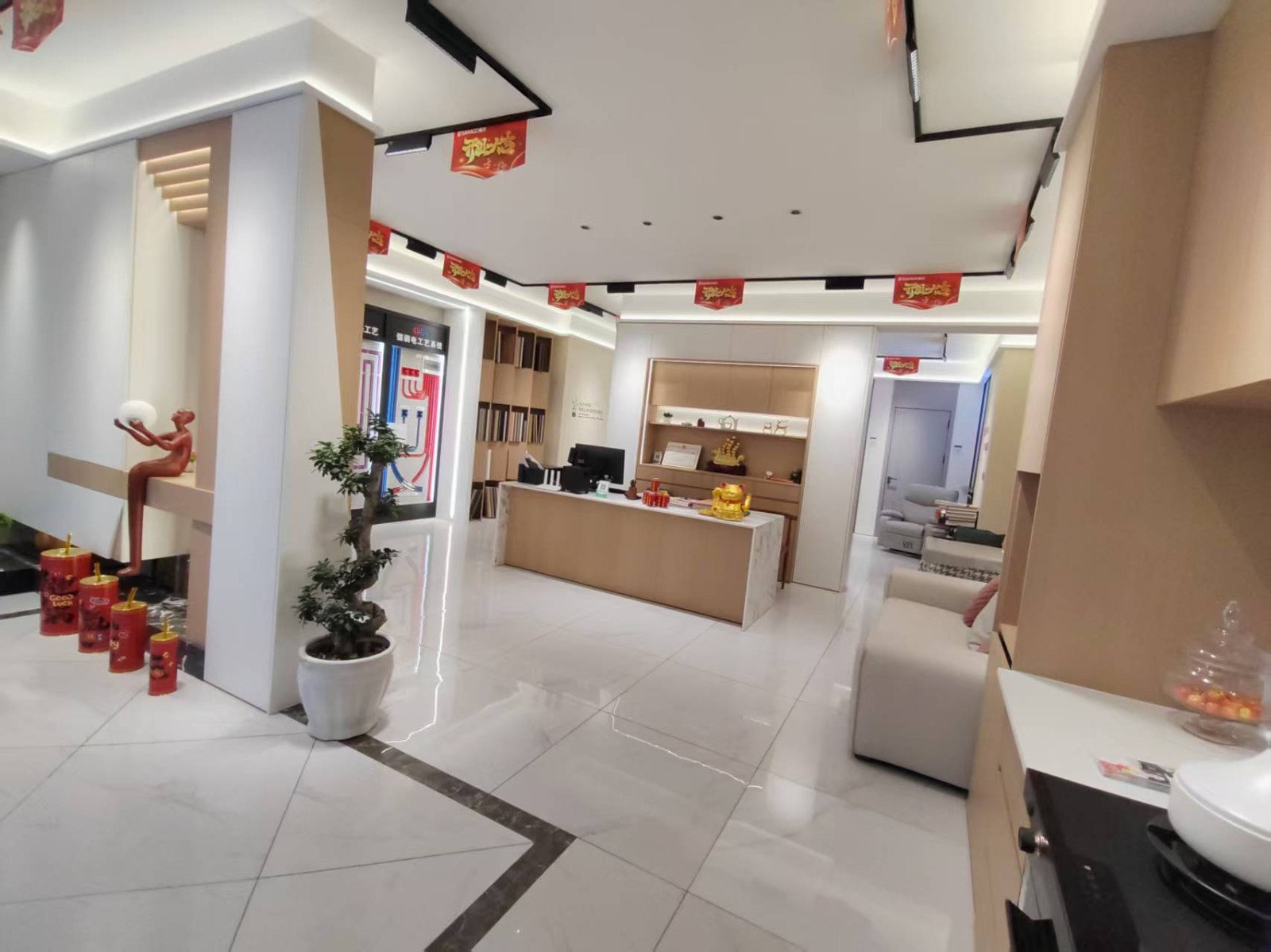 红花岗区建材市场新装的全屋定制门面转让