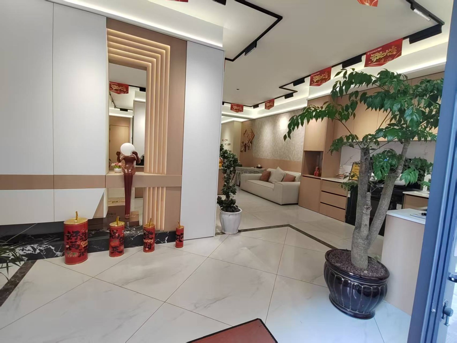 红花岗区建材市场新装的全屋定制门面转让