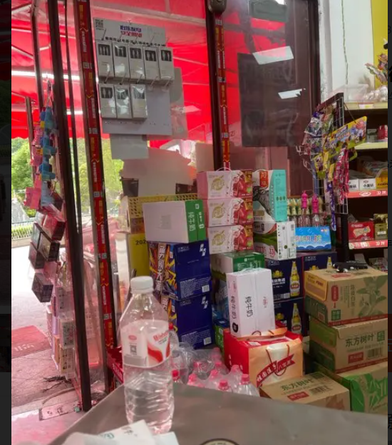 (转让)小区大门口，第一个门面