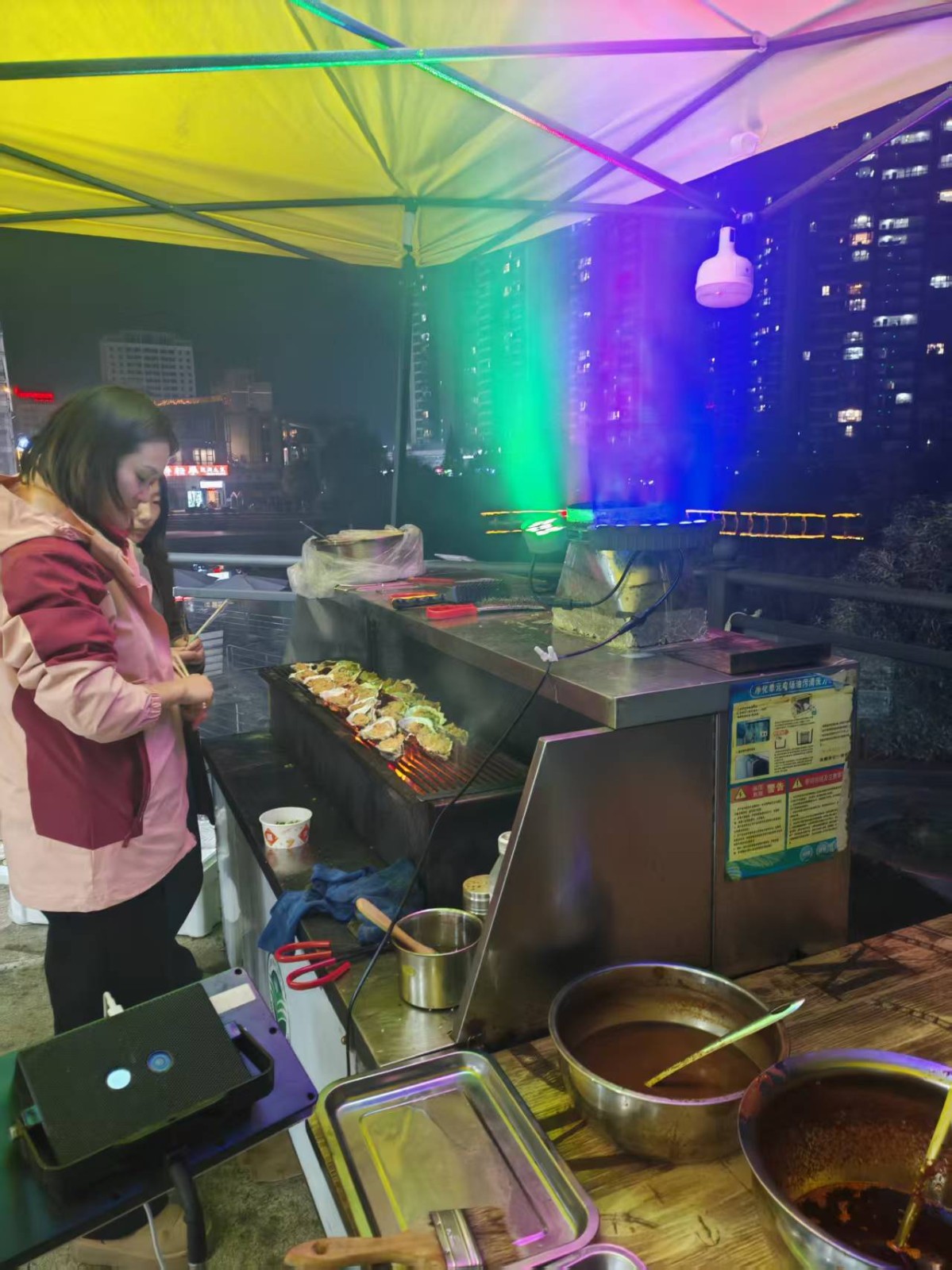 全新装修108平方宵夜店门口有超大的外摆区