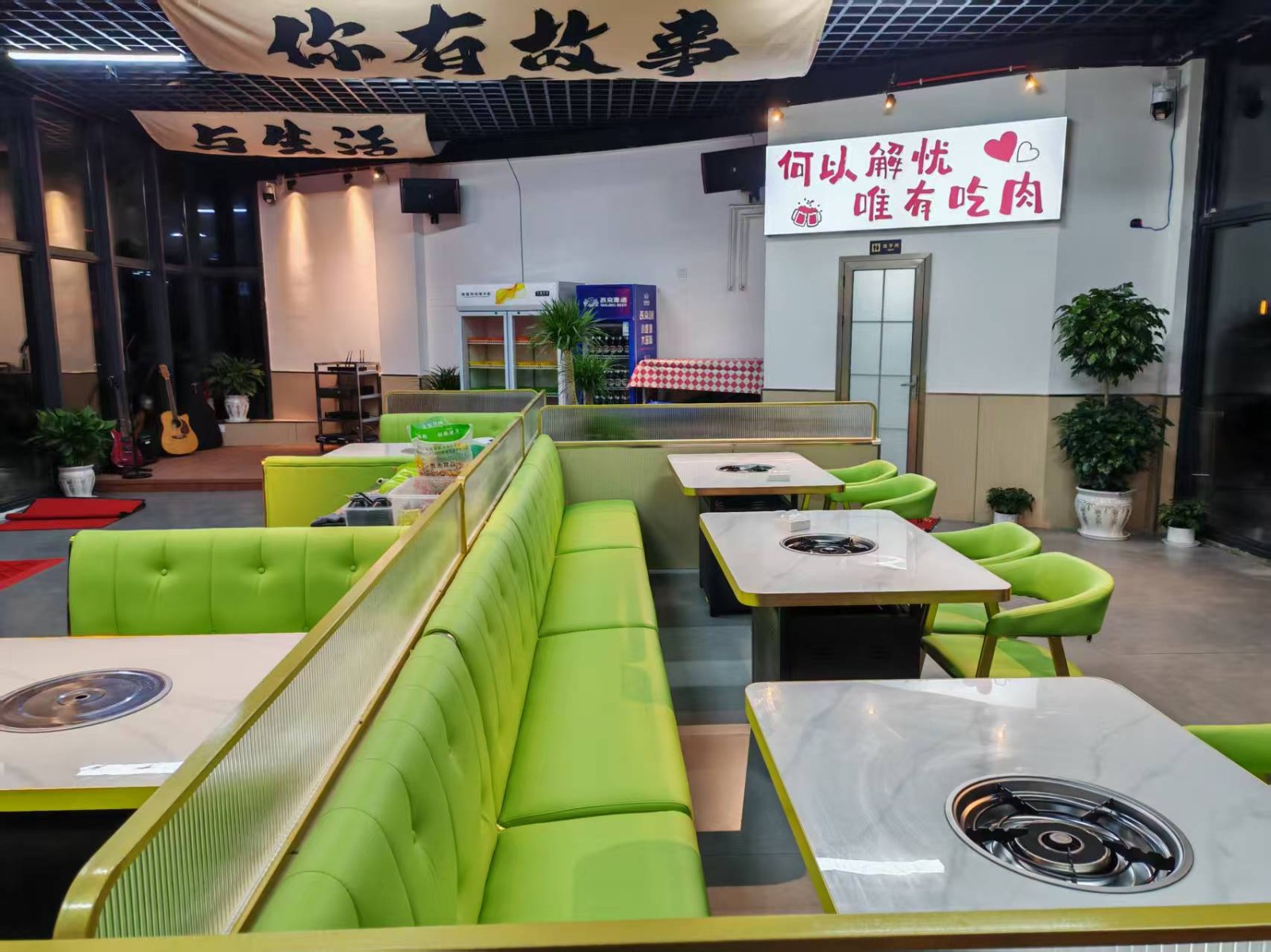 全新装修108平方宵夜店门口有超大的外摆区