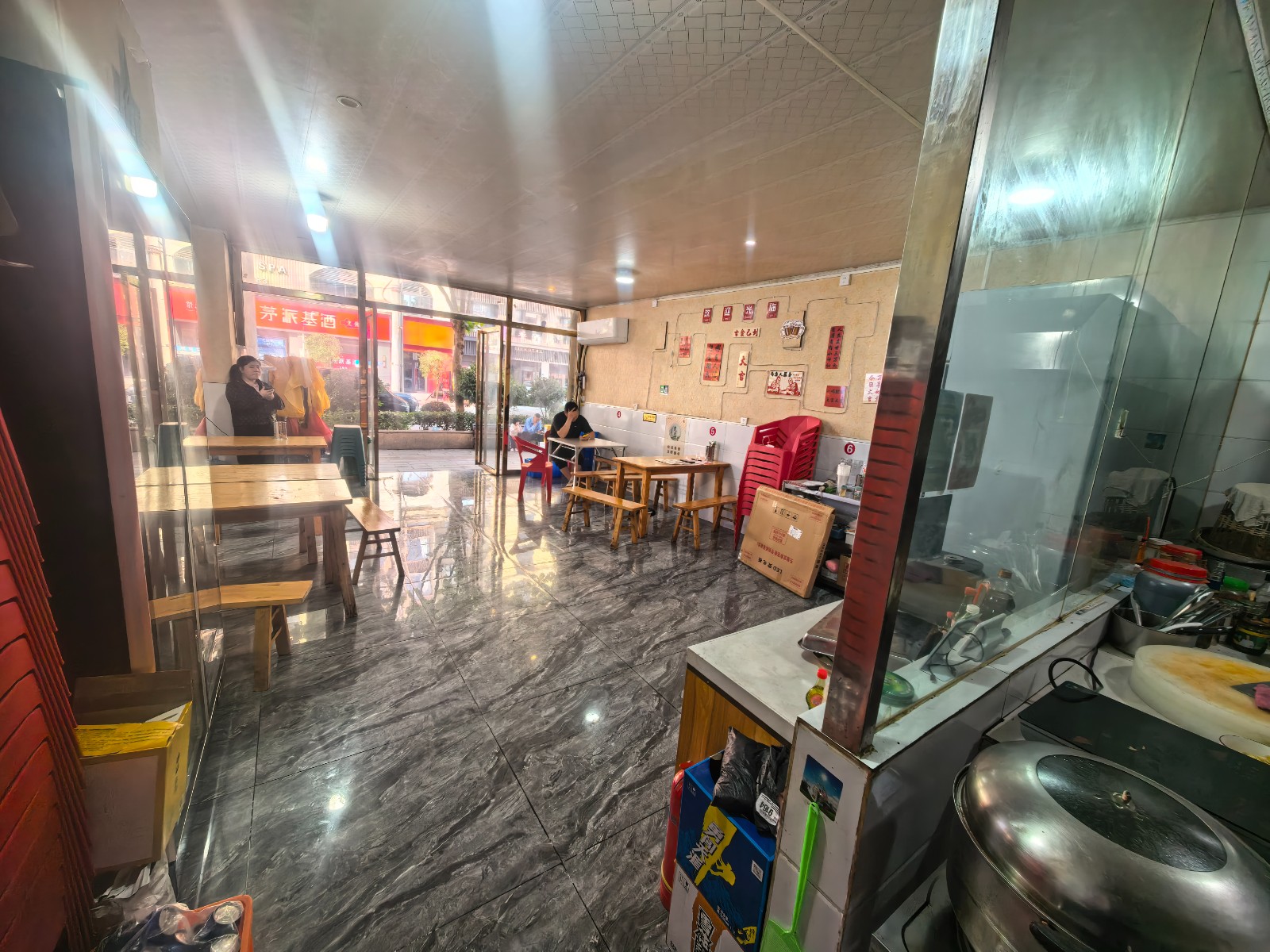 仁怀十字路口超大外摆区店铺转让